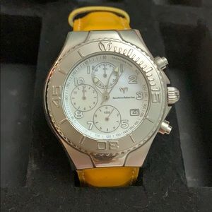 Watch with mother of pearl